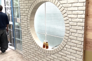 丸窓加工とカルセラ施工
